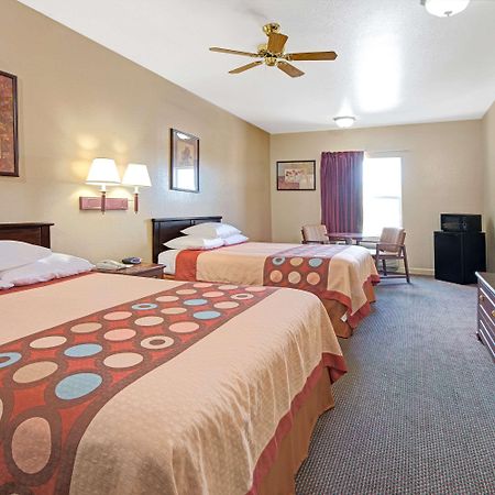 ซูเปอร์ 8 บาย วินด์แฮม เซนต์หลุยส์ แอร์พอร์ต Hotel Woodson Terrace ภายนอก รูปภาพ