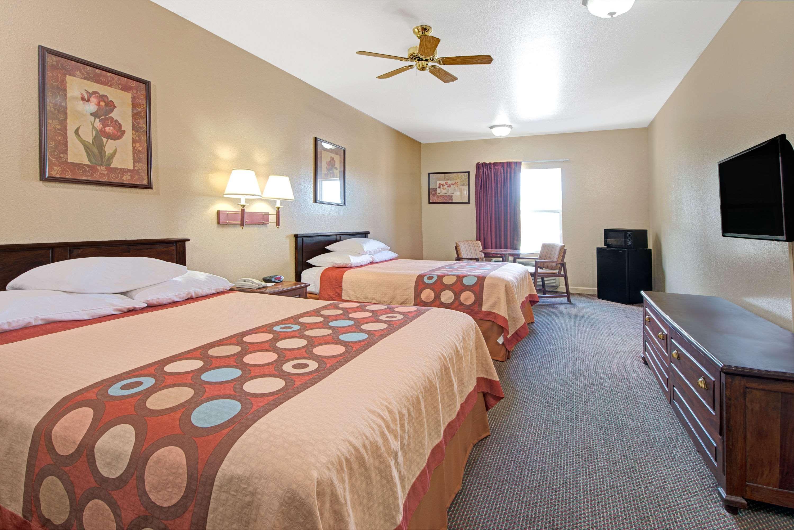 ซูเปอร์ 8 บาย วินด์แฮม เซนต์หลุยส์ แอร์พอร์ต Hotel Woodson Terrace ภายนอก รูปภาพ