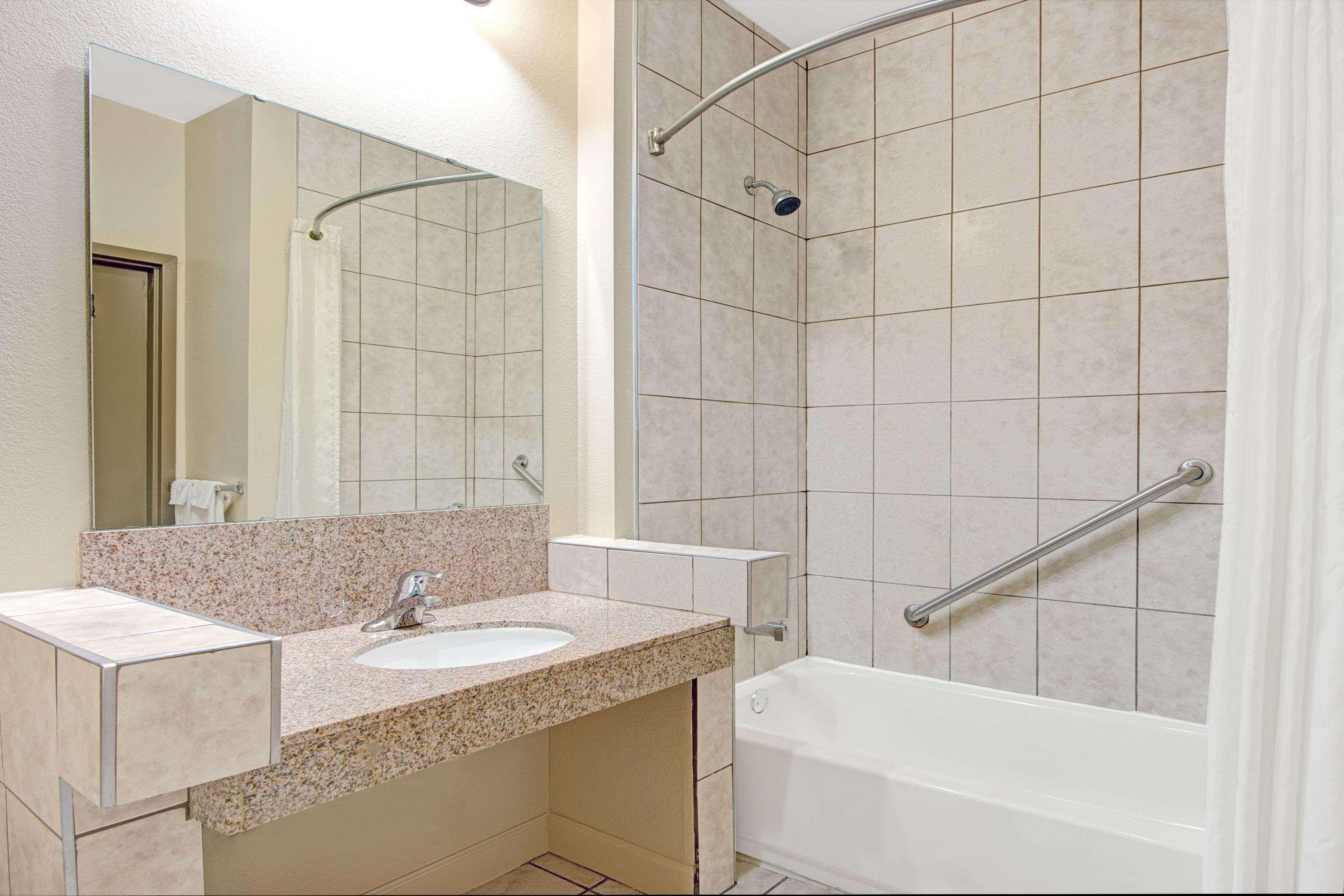 ซูเปอร์ 8 บาย วินด์แฮม เซนต์หลุยส์ แอร์พอร์ต Hotel Woodson Terrace ภายนอก รูปภาพ