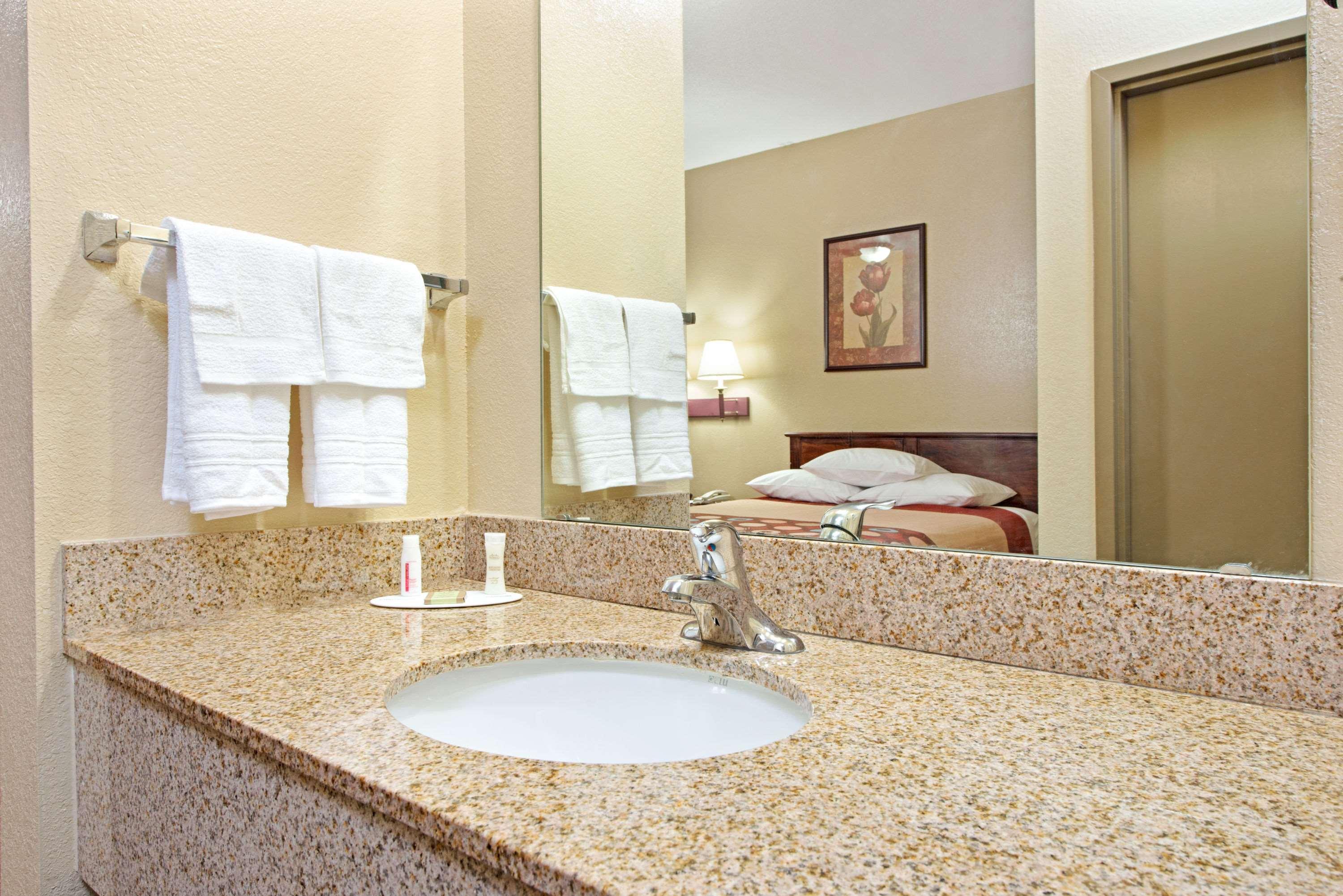 ซูเปอร์ 8 บาย วินด์แฮม เซนต์หลุยส์ แอร์พอร์ต Hotel Woodson Terrace ภายนอก รูปภาพ