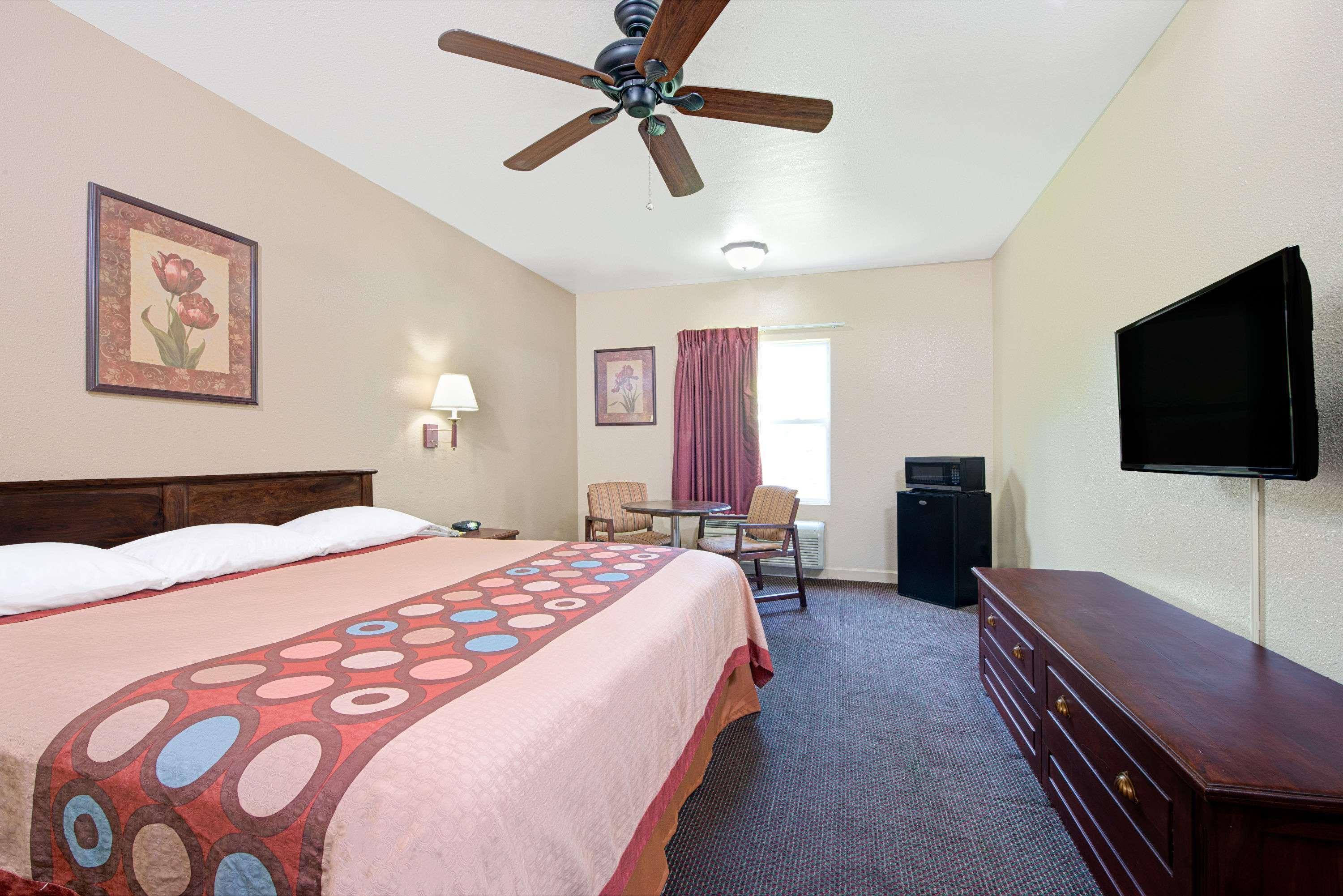 ซูเปอร์ 8 บาย วินด์แฮม เซนต์หลุยส์ แอร์พอร์ต Hotel Woodson Terrace ภายนอก รูปภาพ