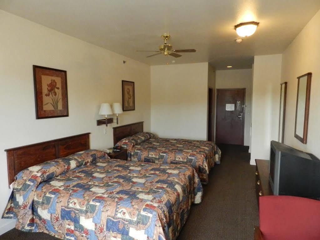 ซูเปอร์ 8 บาย วินด์แฮม เซนต์หลุยส์ แอร์พอร์ต Hotel Woodson Terrace ภายนอก รูปภาพ